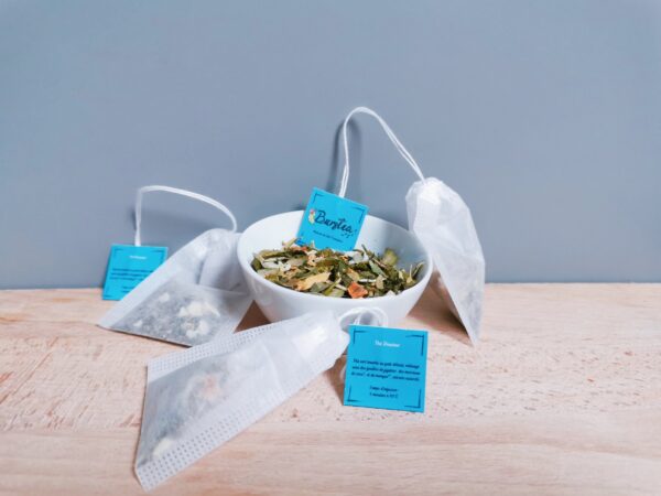 Maison Burstea : Thé vert en sachets au goût délicat, mélangé avec des feuilles de jujubier, des morceaux de coco et de mangue pour des bienfaits naturels