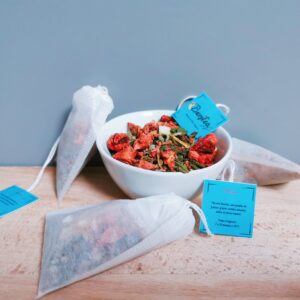Maison Burstea : Thé vert japonais Bancha, en sachets, avec feuilles de fraisier, fraises séchées, amandes pilées et extrait naturel Les feuilles de fraisier sont reconnues pour leurs bienfaits drainants et digestifs