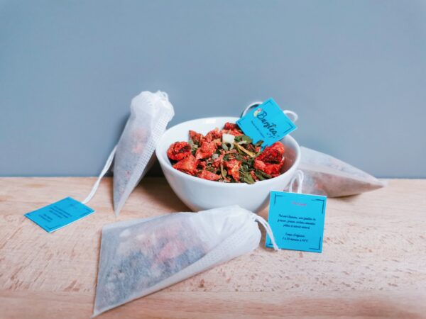 Maison Burstea : Thé vert japonais Bancha, en sachets, avec feuilles de fraisier, fraises séchées, amandes pilées et extrait naturel Les feuilles de fraisier sont reconnues pour leurs bienfaits drainants et digestifs