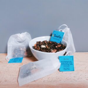 Maison Burstea : Thé noir Darjeeling chaï en sachets, aux notes chocolatées et miellées, mélangé avec des écorces d'orange, cannelle et clou de girofle