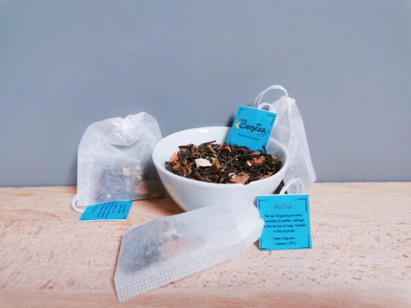 Maison Burstea : Thé noir Darjeeling chaï en sachets, aux notes chocolatées et miellées, mélangé avec des écorces d'orange, cannelle et clou de girofle