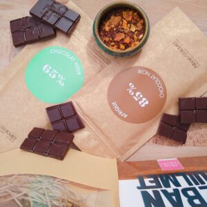 Maison burstea : infusion rooïbos avec morceaux de mangue et tablette de chocolat noir du chef chocolatier normand alban guilmet. Pour la fête des mères, découvrez nos chocolats et thés locaux et faites un joli cadeau à vos mamans