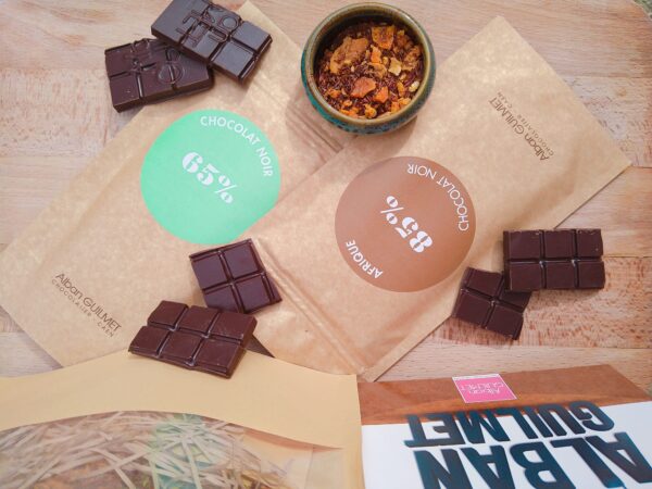 Maison burstea : infusion rooïbos avec morceaux de mangue et tablette de chocolat noir du chef chocolatier normand alban guilmet. Pour la fête des mères, découvrez nos chocolats et thés locaux et faites un joli cadeau à vos mamans