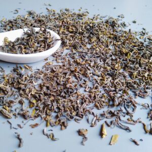 Maison Burstea : Ce thé vert cueilli à la main, nous vient du domaine de thé Glendale, dans la région Indienne de Tamil Nadu.  La plantation produit du thé bio et est certifiée Fairtrade et Rainforest alliance. C'est l'une des plantations les plus hautes au monde (altitude moyenne de 2 250 mètres)