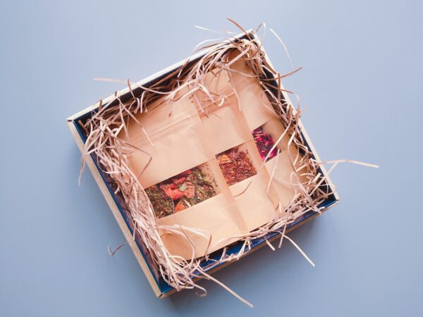 coffret de thé détente de la maison de thé normande Burstea. Thé vert, thé noir et rooïbos