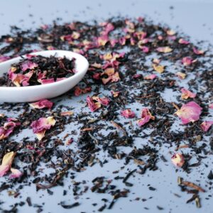Burstea et la prestigieuse Maison de thés Indienne Mittal Teas s'associent pour vous offrir cet élégant thé.  Il est composé de thés noirs issus de plantations de la région de Darjeeling et des Nilgiris, de pétales de roses de la région du Rajasthan ainsi que d’extrait naturel de litchi