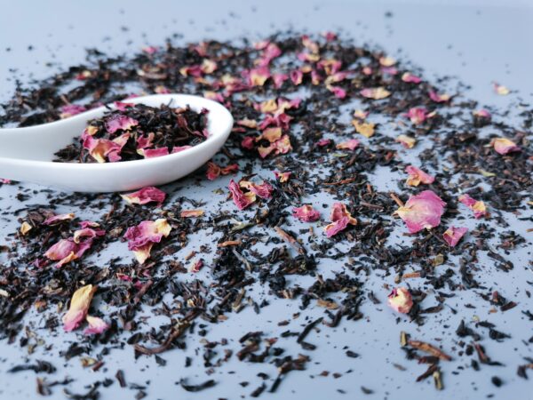 Burstea et la prestigieuse Maison de thés Indienne Mittal Teas s'associent pour vous offrir cet élégant thé.  Il est composé de thés noirs issus de plantations de la région de Darjeeling et des Nilgiris, de pétales de roses de la région du Rajasthan ainsi que d’extrait naturel de litchi