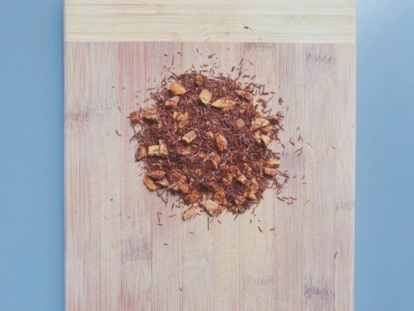 Marque de thé Burstea : Découvrez cette infusion à la mangue mélangée au rooïbos. Le rooïbos est un arbuste d'Afrique du Sud sans théine ni tanin. Un joli cadeau pour vos mamans