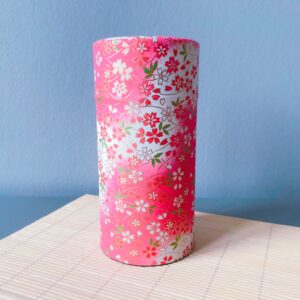 maison de thé burstea : découvrez cette jolie boite à thé en papier washi. Motifs de fleurs blanches et roses sur fond rose et vendue vide en contenance 200g