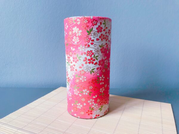 maison de thé burstea : découvrez cette jolie boite à thé en papier washi. Motifs de fleurs blanches et roses sur fond rose et vendue vide en contenance 200g