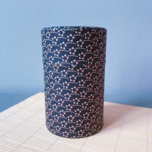 maison de thé burstea : boite à thé en papier washi à motif de fleurs blanches sur fond bleu, vendue vide en 100g. Une belle idée cadeau pour la fêtes des mères
