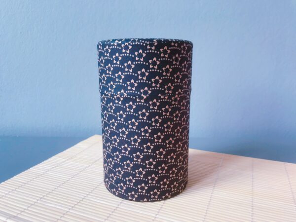 maison de thé burstea : boite à thé en papier washi à motif de fleurs blanches sur fond bleu, vendue vide en 100g. Une belle idée cadeau pour la fêtes des mères
