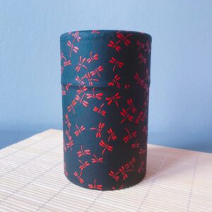 maison de thé burstea : découvrez notre jolie boite à thé en papier washi à motifs de libellules noires sur fond bleu, vendue vide en contenance 100g