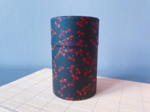 maison de thé burstea : découvrez notre jolie boite à thé en papier washi à motifs de libellules noires sur fond bleu, vendue vide en contenance 100g