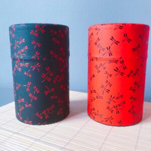 maison burstea : boites à thés en papier washi à libellules bleues ou rouges de contenance 100g vendues vides. Un beau cadeau original pour vos mamans