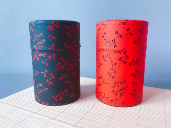 maison burstea : boites à thés en papier washi à libellules bleues ou rouges de contenance 100g vendues vides. Un beau cadeau original pour vos mamans