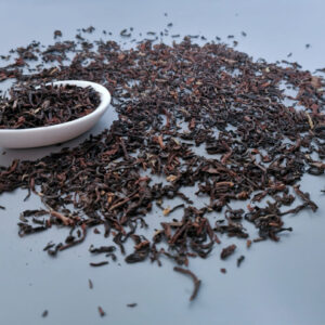 Maison Burstea : Ce sublime thé Darjeeling de grade FTGFOP1 est issu des récoltes d'été des jardins de la région de Darjeeling (jardins Gopaldhara, Junpana)