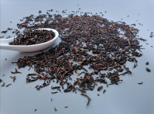 Maison Burstea : Ce sublime thé Darjeeling de grade FTGFOP1 est issu des récoltes d'été des jardins de la région de Darjeeling (jardins Gopaldhara, Junpana)