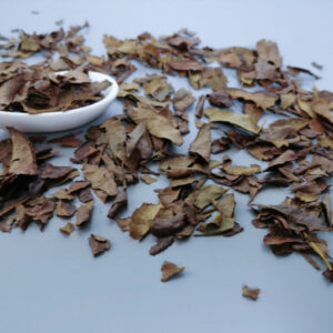 Maison Burstea : Le thé vert '' Aka Bancha'' ou '' Baby Bancha'' est un thé biologique produit dans la région de Omi dans la préfecture de Shiga au Japon.  Depuis maintenant 600 ans la famille de Monsieur Koji Osamu Shiraki produit des thés sans aucun pesticide. Certifiés JGAP, la production est donc 100% bio et lutte pour la conservation de l'environnement.