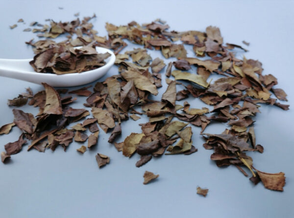 Maison Burstea : Le thé vert '' Aka Bancha'' ou '' Baby Bancha'' est un thé biologique produit dans la région de Omi dans la préfecture de Shiga au Japon.  Depuis maintenant 600 ans la famille de Monsieur Koji Osamu Shiraki produit des thés sans aucun pesticide. Certifiés JGAP, la production est donc 100% bio et lutte pour la conservation de l'environnement.