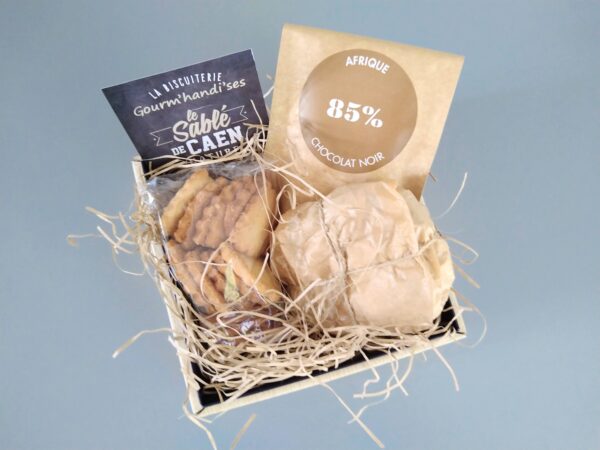 coffret normand de la maison de thé burstea : découvrez ma galette normande à la poire et aux caramels d'isigny, avec des sablés de chez gourm'hand'ises ainsi qu'une tablette de chocolat alban guilmet